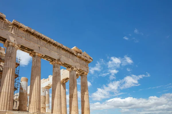 ギリシャのアクロポリス 女神アテナ専用のパルテノン神殿 古代の寺院遺跡の詳細 春の晴れた日の青空の背景 — ストック写真