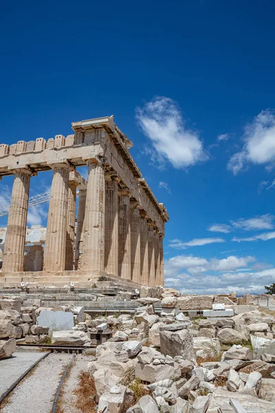アテネアクロポリス ギリシャのトップのランドマーク 女神アテナに捧げパルテノン神殿 古代寺院遺跡 春の晴れた日の青空の背景 垂直写真 — ストック写真