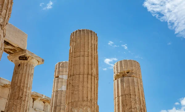 아테네 아크로폴리스 그리스 랜드마크 필라이아 입구에 그리스 기둥들은 하늘을 — 스톡 사진