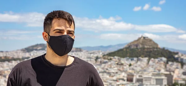 Atenas Grecia Coronavirus Días Hombre Joven Con Máscara Protectora Paisaje — Foto de Stock