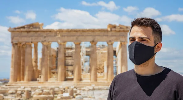 Atenas Acrópole Grécia Dias Coronavírus Jovem Vestindo Máscara Protetora Templo — Fotografia de Stock