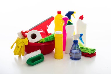 Beyaz arka planda izole edilmiş temizlik ürünleri. Plastik kimyasal deterjan şişeleri ve ekipmanları, ev içi temizlik ya da iş temizliği