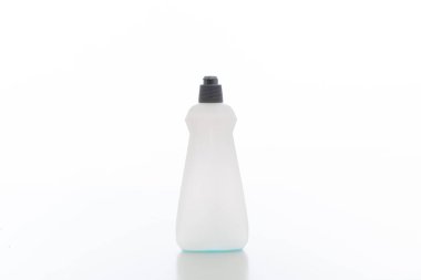 Beyaz arka planda izole edilmiş temizlik ürünü. Kimyasal deterjan temiz şişe. Ev içi temizlik mi yoksa iş temizlik mi?