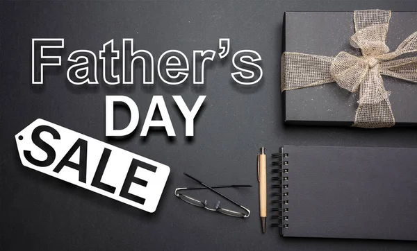 父の日の販売 特別オファー 父の日のためのプロモーションとショッピングテンプレート ホワイトレターテキスト ブラックオフィスデスクのギフトボックスの背景 — ストック写真
