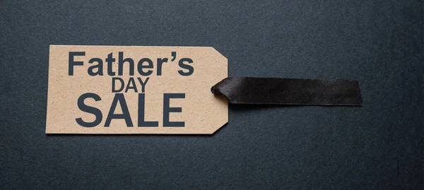 父の日の販売 特別オファーの販売 父の日のためのプロモーションとショッピングテンプレート クラフト紙タグラベルのテキスト 黒の背景 — ストック写真