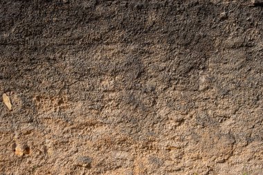 Kahverengi, kaba, eski duvar arkaplanı. Terk edilmiş eski bir evin dış görünüşü. Yıpranmış ve solmuş duvar dokusu,