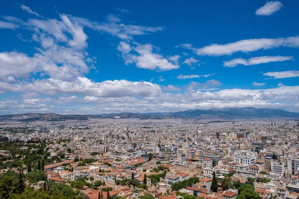 Atina Bir Bahar Gününde Mavi Bulutlu Gökyüzüne Karşı Bir Şehir — Stok fotoğraf