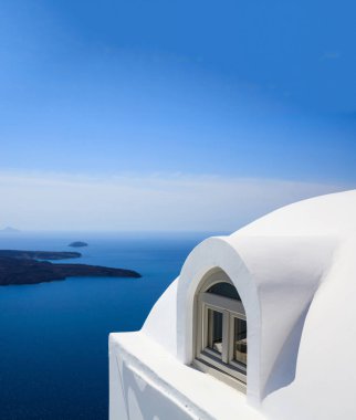 Santorini Adası, Cyclades, Yunanistan. Geleneksel beyazlatılmış ev detayı, Ege Denizi geçmişi. Dikey fotoğraf.