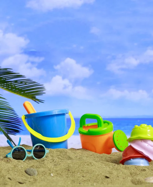 Летние Семейные Каникулы Пластиковые Игрушки Детей Солнцезащитные Очки Песчаном Пляже — стоковое фото