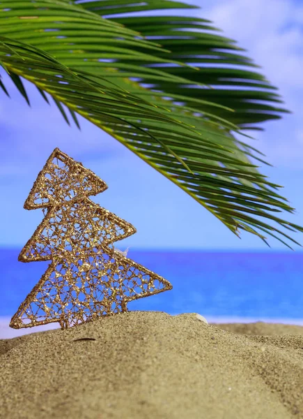 Conceito Férias Verão Natal Enfeite Natal Uma Praia Areia Com — Fotografia de Stock