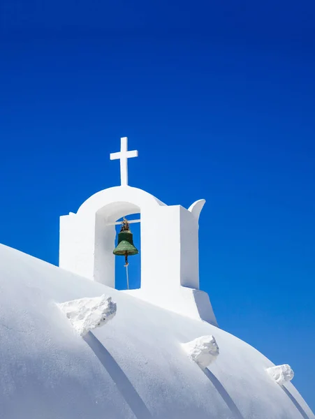 Isla Santorini Grecia Iglesia Griega Ortodoxa Blanca Con Cruz Campana —  Fotos de Stock