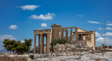 Atina Akropolü, Yunanistan 'ın simgesi. Erechtheion, Erechtheum, Caryatid Verandalı Athena Tapınağı, Antik Yunan harabeleri, güneşli ilkbaharda mavi gökyüzü.