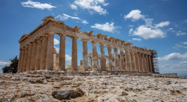 Atina Akropolü, Yunanistan 'ın en büyük simgesi. Parthenon Tapınağı cephe kenarı manzarası, antik tapınak kalıntıları, ilkbahar güneşli bir günde mavi gökyüzü arka planı.