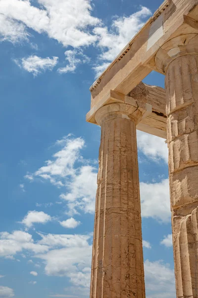 ギリシャのアクロポリスのランドマーク 建物や柱低角度ビュー 春の晴れた日の古代ギリシャPropylaeaの入り口の門の部分 — ストック写真