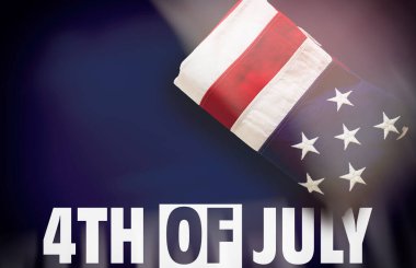 4 Temmuz metni, Amerika Birleşik Devletleri bayrağı mavi arka planda katlandı. ABD Mutlu Bağımsızlık Günü konsepti, kopyalama alanı.