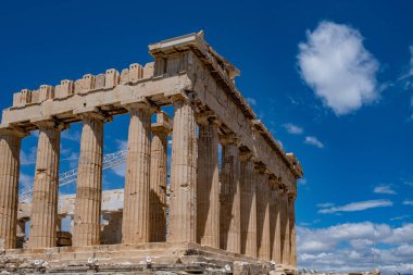 Atina Akropolü, Yunanistan. Tanrıça Athena 'ya adanmış Parthenon tapınağı, antik tapınak kalıntılarının cephesi, güneşli bahar günlerinde mavi gökyüzü arka planı.
