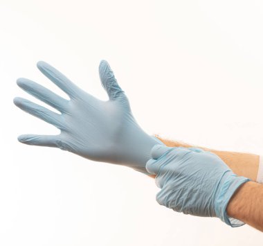 Beyaz arka planda izole edilmiş ameliyat eldivenli doktor elleri. Coronavirus COVID 19 'a karşı tıbbi personel koruyucu teçhizat. Sağlık hizmetleri, hastane güvenliği kavramı