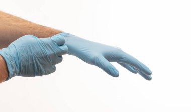 Beyaz arka planda izole edilmiş ameliyat eldivenli doktor elleri. Coronavirus COVID 19 'a karşı tıbbi personel koruyucu teçhizat. Sağlık hizmetleri, hastane güvenliği kavramı