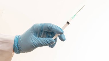 - İlaç aşısı. Doktor el aşısı beyaz arka planda izole edilmiş şırınga, yakın plan. Hastane konseptinde sağlık hizmeti.