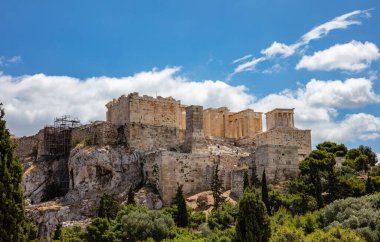 Atina, Yunanistan. Akropolis kayası ve Propylaea kapısı, Areopagus tepesinden manzara, mavi bulutlu gökyüzü, bahar günü