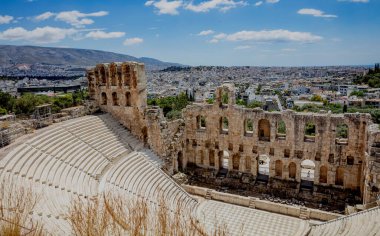 Herodes Atticus Odeon, Yunanistan 'ın Akropolis kentinin kalıntıları altında antik kahramanlık tiyatrosu, Atina şehrine tepeden bakan güneşli bahar günü, mavi gökyüzü