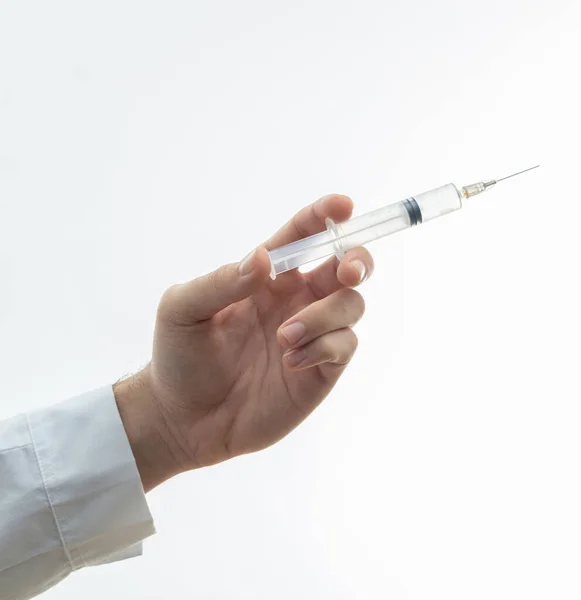 Szczepienie Medyczne Lekarz Ręcznie Wstrzykuje Szczepionkę Strzykawką Wyizolowaną Białym Tle — Zdjęcie stockowe