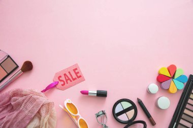 Kadın aksesuar satış konsepti. Moda, trendler ve alışveriş dairesi. Pembe arkaplan, üst görünüm, kopyalama alanı karşı kadın ürünleri
