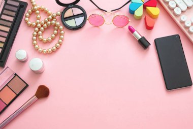 Kadın aksesuarları dümdüz. Moda, trendler ve alışveriş konsepti. Kadın ürünleri bilgisayarı ve akıllı telefon pembe renk arkaplanı, kopyalama alanı, kapatma görünümü