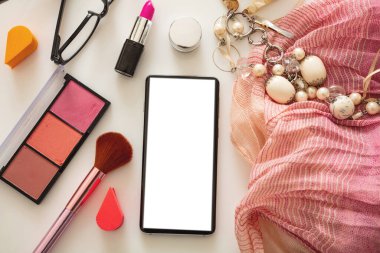 Kadın aksesuarları ve beyaz perdeli akıllı telefon beyaz arka plan, düz yatış, üst manzara. Moda blogcusu çalışma alanı, kopyalama alanı