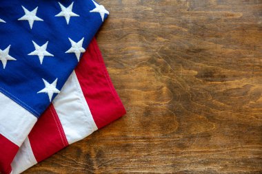 Amerikan bayrağı ahşap masa arkasında katlandı. Amerikan bayrağı üst görünümü, kopyalama alanı. Anma günü ve 4 Temmuz, Bağımsızlık Günü modeli, şablon, 