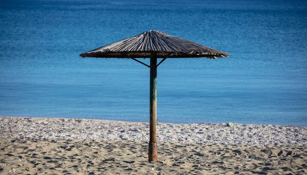 Straw Umbrella Empty Sandy Beach Blue Calm Sea Background Sunny — Stock Photo, Image