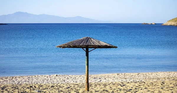 Straw Umbrella Empty Sandy Beach Blue Sea Sky Background Sunny — Stock Photo, Image