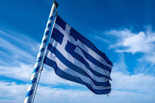 Grecki Symbol Grecka Flaga Maszcie Wietrze Błękitne Niebo Białymi Chmurami — Zdjęcie stockowe