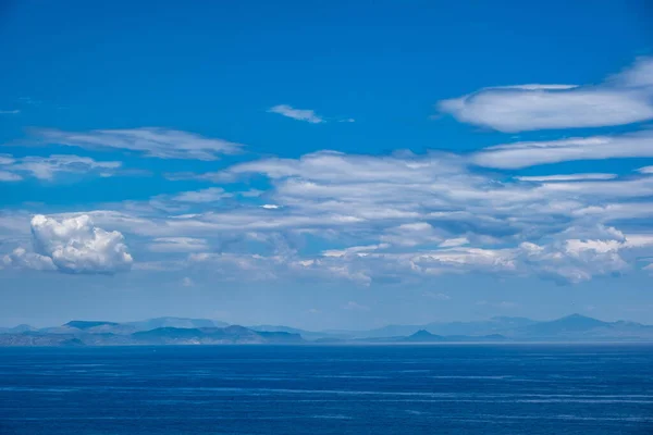 Μπλε Φόντο Θάλασσας Και Ουρανού Μπλε Ορίζοντας Αποχρώσεις Λευκά Σύννεφα — Φωτογραφία Αρχείου