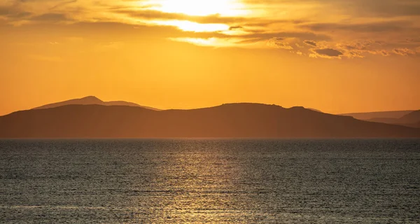 Ηλιοβασίλεμα Πορτοκαλί Σύννεφο Πάνω Από Νερό Της Θάλασσας Δραματικό Μαγικό — Φωτογραφία Αρχείου