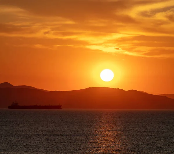Ηλιοβασίλεμα Πορτοκαλί Σύννεφο Πάνω Από Νερό Της Θάλασσας Δραματικό Μαγικό — Φωτογραφία Αρχείου