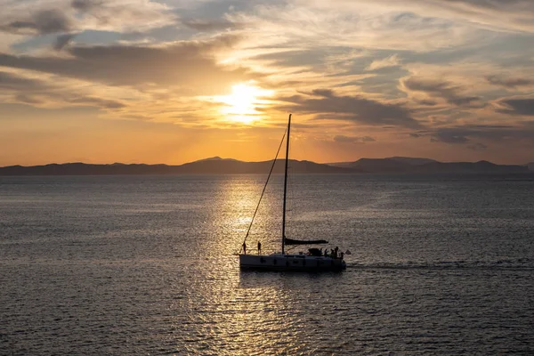 Ιστιοπλοΐα Στο Ηλιοβασίλεμα Στο Αιγαίο Ελλάδα Ιστιοφόρο Ήρεμη Θάλασσα Και — Φωτογραφία Αρχείου