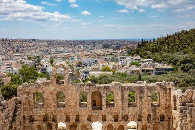 Herodes Atticus Odeon, Yunanistan 'ın Akropolis kentinin kalıntıları altında antik kahramanlık tiyatrosu, Atina şehrine tepeden bakan güneşli bahar günü, mavi gökyüzü