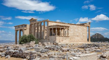 Atina Akropolü, Yunanistan 'ın simgesi. Erechtheum, Erechtheion Tapınağı, Cariatides Verandası, Antik Yunan harabeleri, ilkbaharda güneşli bir günde mavi gökyüzü.