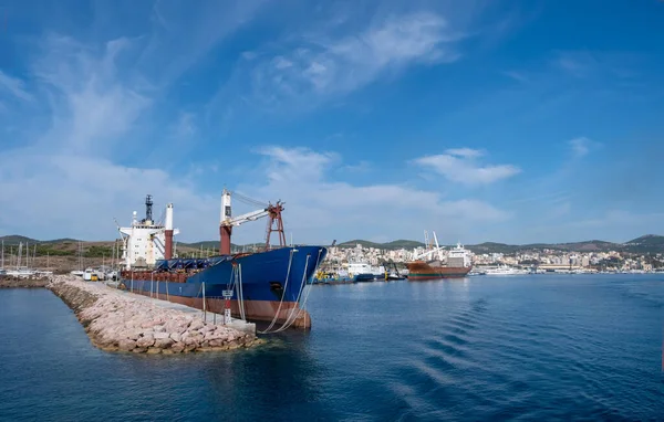 Vieux Pétrolier Amarré Port Navires Ancrés Port Ville Laurium Bleu — Photo