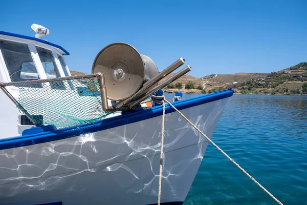 渔船与绞车和鱼网的细节停泊在希腊齐亚岛 平静的大海 阳光和放松 希腊岛屿的暑假 — 图库照片