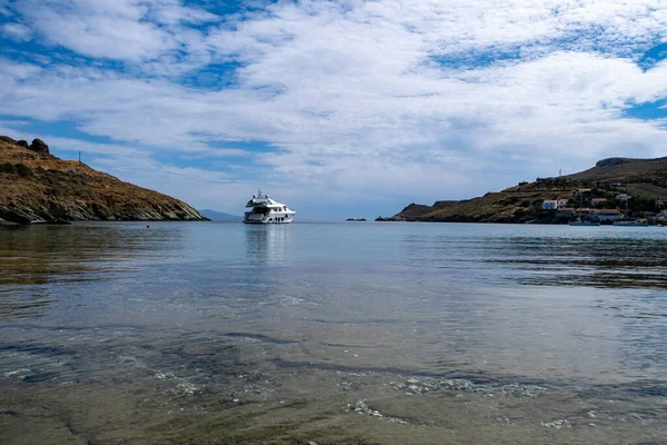 Κέα Οτζιάς Ελλάδα Πολυτελές Γιοτ Λευκό Χρώμα Είναι Αγκυροβολημένο Απέναντι — Φωτογραφία Αρχείου