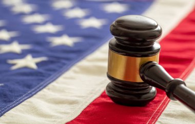 Amerika Birleşik Devletleri bayraklarında yargıç ya da müzayede tokmağı. ABD kavramında adalet ve hukuk