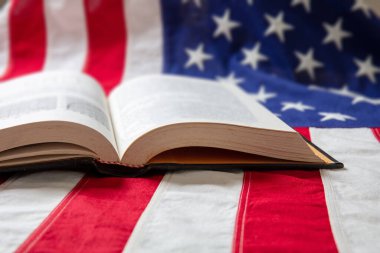 ABD bayraklı arka plan kitabı, yakın çekim görüntüsü. Amerika Birleşik Devletleri eğitim, kültür, din kavramı