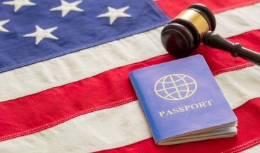 Mavi pasaport ve ABD bayraklarında yargıç tokmağı, yakın çekim görüntüsü. Göçmenlik, Amerika Birleşik Devletleri vize kavramı