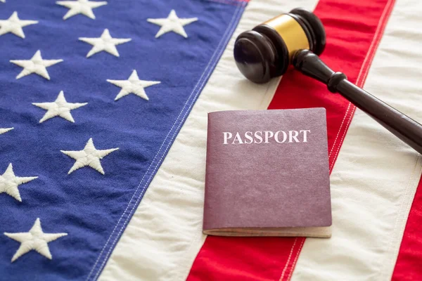 Passaporte Juiz Martelo Fundo Bandeira Dos Eua Vista Close Imigração — Fotografia de Stock