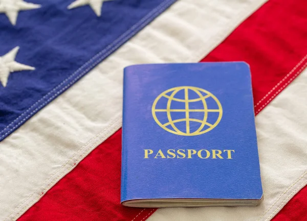 Passaporte Azul Fundo Bandeira Dos Eua Vista Perto Imigração Estados — Fotografia de Stock