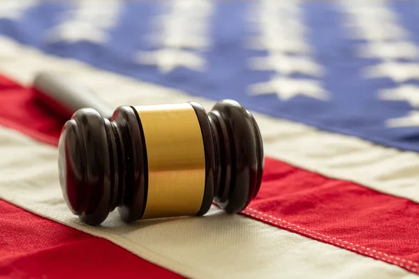 Domare Eller Auktionsgavel Förenta Staternas Flagga Bakgrund Rättvisa Och Rätt — Stockfoto