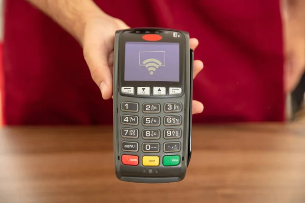 Kassier Biedt Pos Terminal Voor Betaling Met Creditcard Bankieren Winkelen — Stockfoto