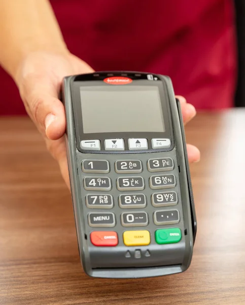 Caissier Offre Terminal Pos Pour Paiement Par Carte Crédit Banques — Photo